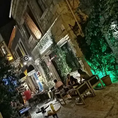 Nergis Misafirevi Esmirna